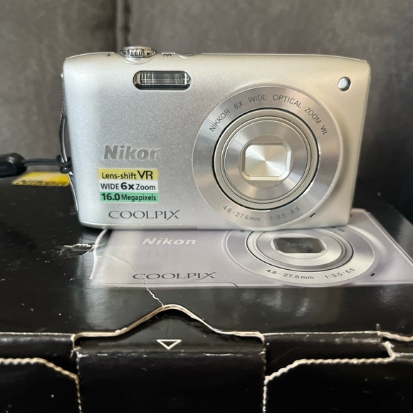 Nikon COOLPIX S3300 Silver Camera Bundle - Picture 7 of 16